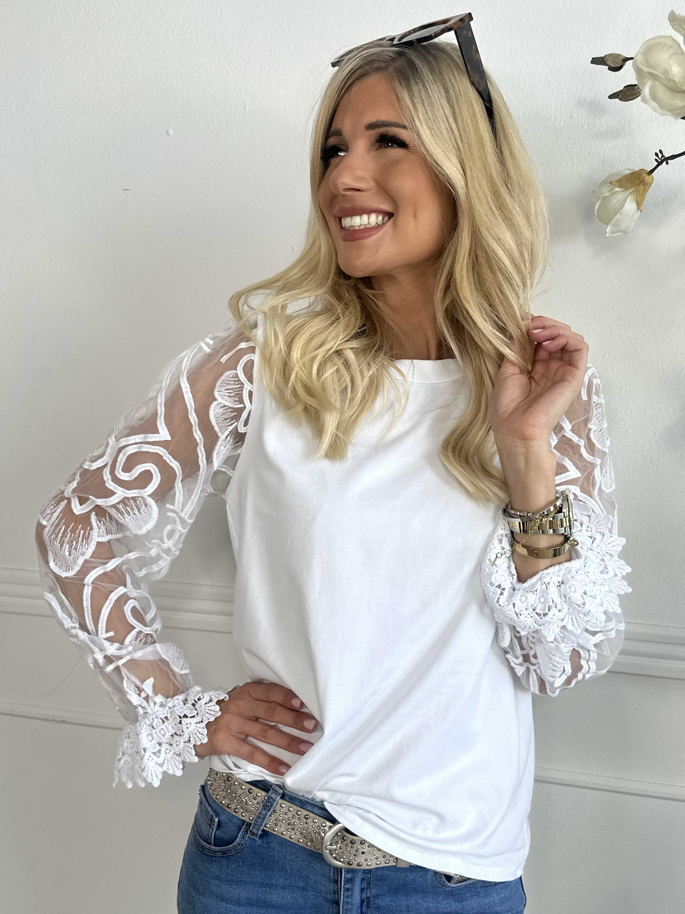 Nadine L/S - Söt blus med spetsärmar